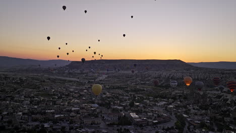 Göreme-Turquía-Aérea-V46-Impresionante-Vista-Del-Paisaje-Sobrevuelo-Pueblo-Pueblo-Capturando-Mesa-Plana-Meseta-Montaña-Contra-El-Horizonte-De-Capadocia-Al-Amanecer-Antes-Del-Amanecer---Filmado-Con-Mavic-3-Cine---Julio-De-2022