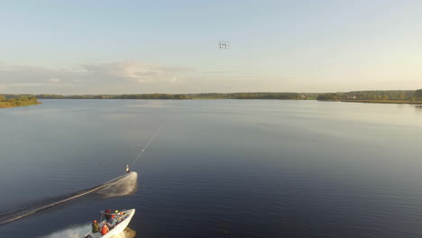 Eine-Große-Drohne,-Die-Ein-Wakeboard-Zieht,-Während-Ein-Motorboot-Dicht-Folgt---Luftaufnahme
