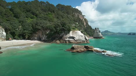 Cathedral-Cove-An-Einem-Sommertag