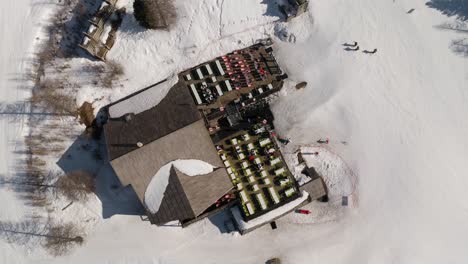 Después-De-Esquiar-En-El-Resort-De-Montaña-En-Invierno-Tiro-Con-Drones