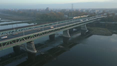 Luftdrohnenaufnahme-Einer-Brücke-Mit-Mehreren-Plattformen-über-Die-Weichsel-In-Warschau