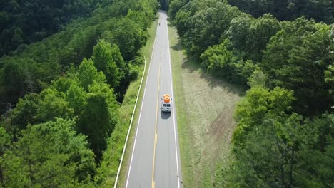 Einem-Lieferwagen-Mit-Röhren-Auf-Dem-Dach-Durch-Die-Great-Smokey-Mountains-In-Tennessee-Folgen
