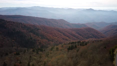Die-Großen-Rauchigen-Berge-Von-Einer-Drohne-Mit-Orange-Fallen-Herbstlaub