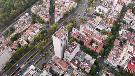 Luftbild-Von-Oben-Nach-Unten-Auf-Die-überlastete-Autobahn,-Die-Durch-Die-Entwickelte-Stadt-Mexikos-Führt