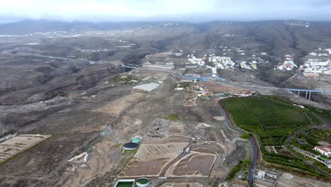 Blick-Mit-Drohne-Auf-Bananenfarmen-Und-Große-Berge-Auf-Der-Kanarischen-Insel-Teneriffa