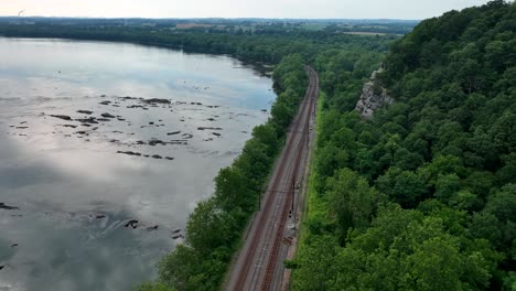 Eine-Luftaufnahme-Der-Eisenbahngleise-Entlang-Des-Susquehanna-River-In-Pennsylvania