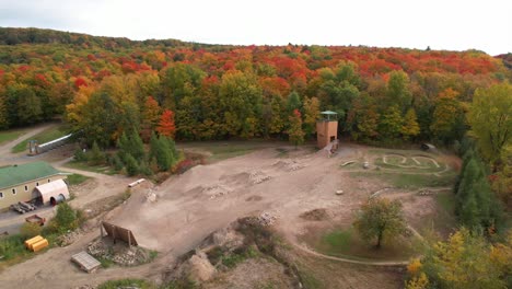 Mountainbike-Jumping-Park-Luftaufnahme-Mit-Erstaunlichen-Herbstfarben