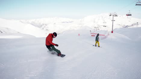 Snowboarder-Haciendo-Giros-Mientras-Baja-La-Pendiente