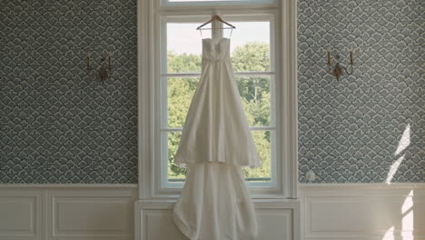 Weißes-Hochzeitskleid-Hängend,-Vintage-Kleid