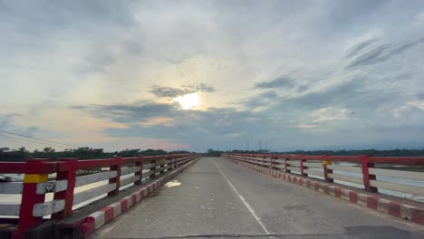 Punto-De-Vista-Acelerando-A-Través-De-La-Autopista-Del-Puente-En-Sylhet-Pasando-Tuk-Tuks