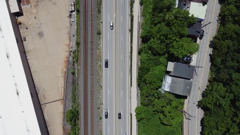 Pittsburgh-Pennsylvania-Autos-Fahren-Auf-Der-Autobahn-Neben-Eisenbahngleisen-Aus-Der-Vogelperspektive