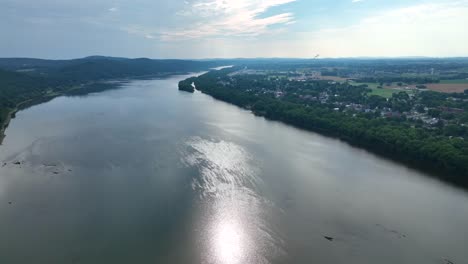 Eine-Luftaufnahme-Des-Flusses-Susquehanna,-Wie-Er-Durch-Pennsylvania-Fließt