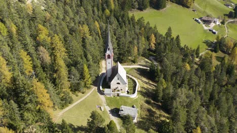 Birds-Eye-View-of-Saint-Jacob's-Church,-Val-Gardena-Region-of-Italian-Dolomites