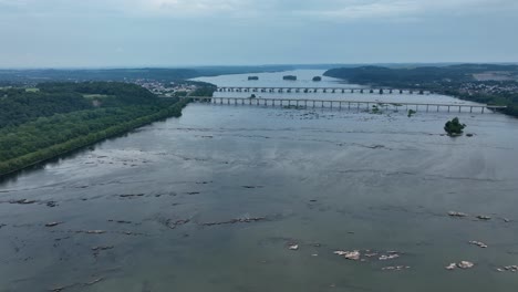 Eine-Luftaufnahme-Des-Susquehanna-Flusses,-Wie-Er-Durch-Pennsylvania-Fließt,-Mit-Den-Columbia-Brücken-Im-Hintergrund