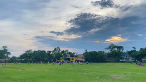 Schulkinder-Spielen-Fußball-Auf-Dem-Feld-In-Sylhet-In-Der-Ferne