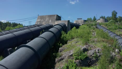 Tuberías-De-Energía-Hidroeléctrica-En-El-Bosque-De-Noruega