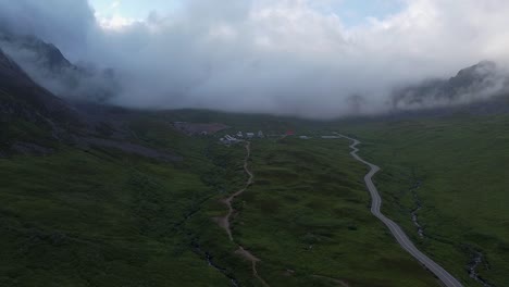 Antiguo-Campamento-Minero-En-Las-Montañas-De-Alaska-Durante-Un-Día-Nublado