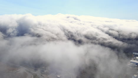 Dichter-Nebel-Zieht-über-Die-Berge---Drohnen-Verlieren-Die-Sicht-In-Den-Wolken-über-Brisbane,-Kalifornien