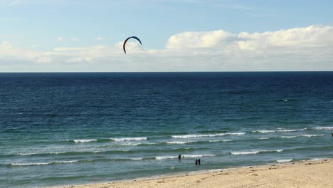 Surfer-Genießen-Meeresaktivitäten-Am-Tropischen-Strand-Von-Hayle-In-Cornwall,-England