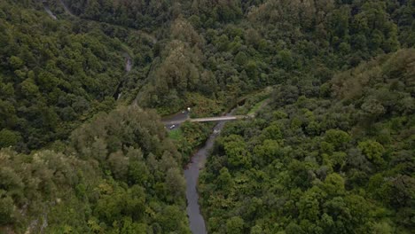 Pequeño-Puente-Fluvial-En-El-Fondo-De-Un-Vasto-Cañón-Selvático-Dentro-Del-Exuberante-Interior-De-Nueva-Zelanda