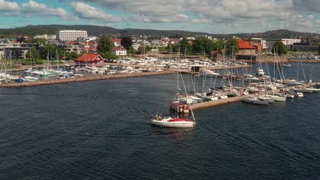 Segelboot-Verlässt-Den-Hafen-Von-Kristiansand-In-Norwegen