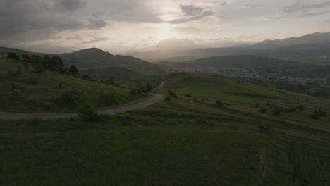 Schöner-Sonnenuntergang-Mit-Bewölktem-Himmel-über-Der-Stadt-Achalziche-In-Georgia