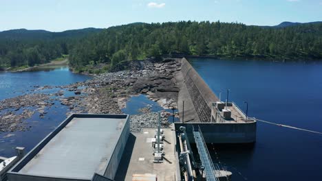 Represa-Hidroeléctrica-En-El-Bosque-De-Noruega