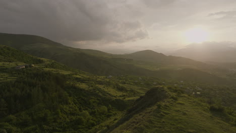 Nebliger-Sonnenaufgang-über-Den-Bergen-Im-Südlichen-Kaukasus-In-Der-Nähe-Des-Dorfes-Apnia-In-Samtskhe-javakheti,-Georgien