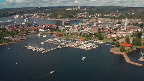 Barcos-En-El-Puerto-De-Kristiansand-En-Noruega