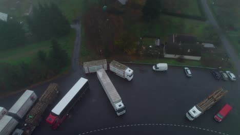 Geparkte-Lastwagen-An-Einem-Kalten-Herbstmorgen-In-Ländlicher-Umgebung