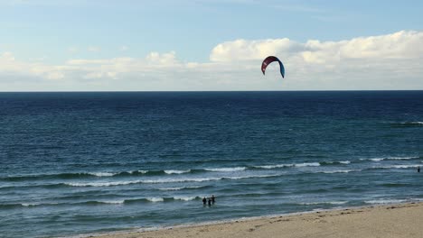 Surfistas-Disfrutando-De-Actividades-Marinas-En-La-Playa-Tropical-De-Hayle-En-Cornwall,-Inglaterra