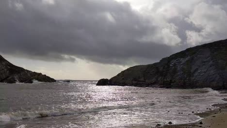 Dramatische-Raue-Meereswellen-Rollen-In-Die-Bucht-In-Murmelt-Swansea-Mit-Sonnenreflexion-Auf-Dem-Wasser-4k