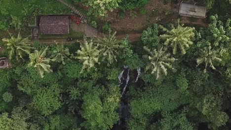 Langsam-Aufsteigende-Drohnenaufnahme-Des-Wasserfalls-Kanto-Lampo-Bali-Indonesien-Von-Oben