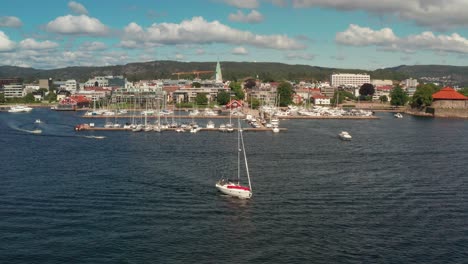Velero-Saliendo-Del-Puerto-De-Kristiansand-En-Noruega
