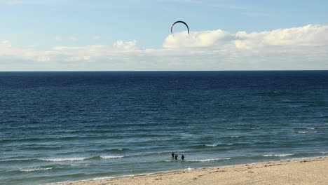 Surfer,-Die-Meeresaktivitäten-Am-Tropischen-Strand-Von-Hayle-In-Cornwall,-England,-Durchführen