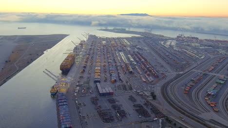 Luftaufnahme-Des-Hafens-Von-Oakland-Bei-Sonnenuntergang-Mit-Panorama-Der-Bucht-Von-San-Francisco-In-Kalifornien,-Usa