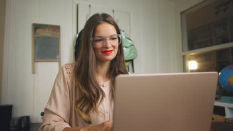Mujer-Con-Anteojos-Trabajando-Desde-Casa-En-Una-Laptop