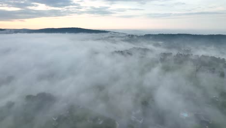 Eine-Schöne-Luftaufnahme-Der-Nebelverhangenen-Landschaft-Im-Frühen-Morgenlicht