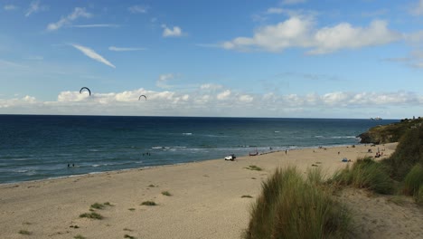 Surfer-Genießen-Meeresaktivitäten-Am-Tropischen-Strand-Von-Hayle-In-Cornwall,-England
