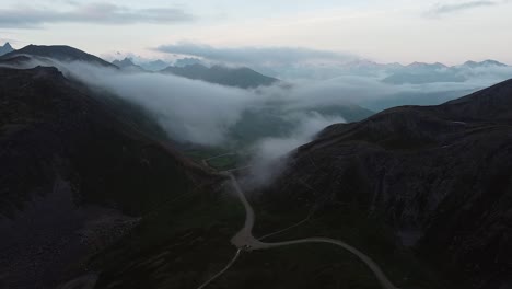 Autos,-Die-Hatcher-Verlassen,-Passieren-Wolken,-Die-Im-Laufe-Des-Tages-Durch-Das-Tal-Der-Alaskan-Bergkette-Rollen
