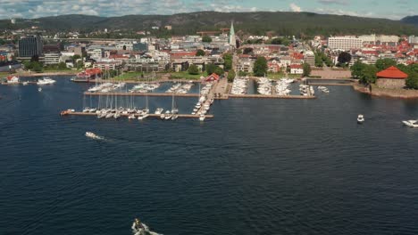 Barcos-En-El-Puerto-De-Kristiansand-En-Noruega