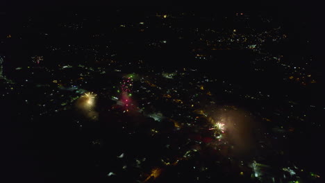 Feuerwerk-Atemberaubende-Luftaufnahme-In-Einer-Kleinen-Stadt,-Feiertag,-Neujahr,-Unabhängigkeit
