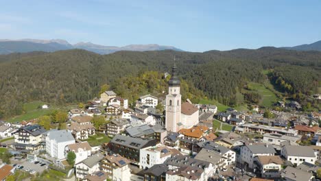 Rückzug-Aus-Der-Luft-Enthüllt-Alpenstadt-Kastelruth-In-Italienischen-Dolomiten