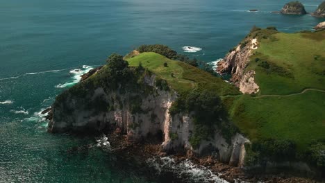 Luftdrohnenaufnahme-Des-Malerischen-Aussichtspunkts-In-Hahei,-Neuseeland,-Entlang-Der-Ostküste