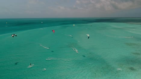 Kite-Safari-Mar-Caribe-Con-Un-Grupo-De-Personas-Disfrutan-De-La-Naturaleza,-Tiro-De-Drones