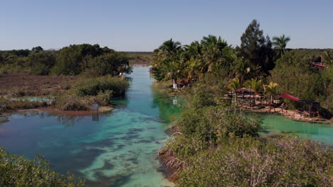 Flussaufwärts-In-Bacalar-Mexiko-Schwimmen