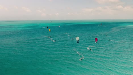 Adrenalina-Kitesurf-En-Un-Día-Soleado,-Competencia-De-Deportes-De-Aventura,-Estilo-Libre,-Mar-Caribe