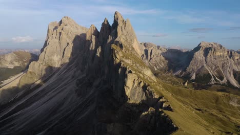 Drone-Orbita-Sobre-La-Montaña-Seceda-En-Dolomitas-Italianas-En-Un-Hermoso-Día