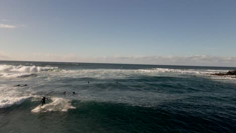 Surfer-Surft-Eine-Welle-In-Fuerteventura-Playa-Blanca-Spanien