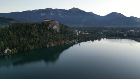 Otoño-En-El-Lago-Bled-Mirando-Hacia-El-Castillo-De-Bled